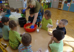 Przedszkolaki obserwują sposób kiszenia kapusty